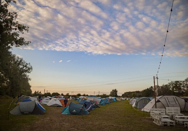 Namioty na Polanie Biwakowej o zachodzie słońca Namioty na Polanie Biwakowej o zachodzie słońca – Scout Camp Poznań